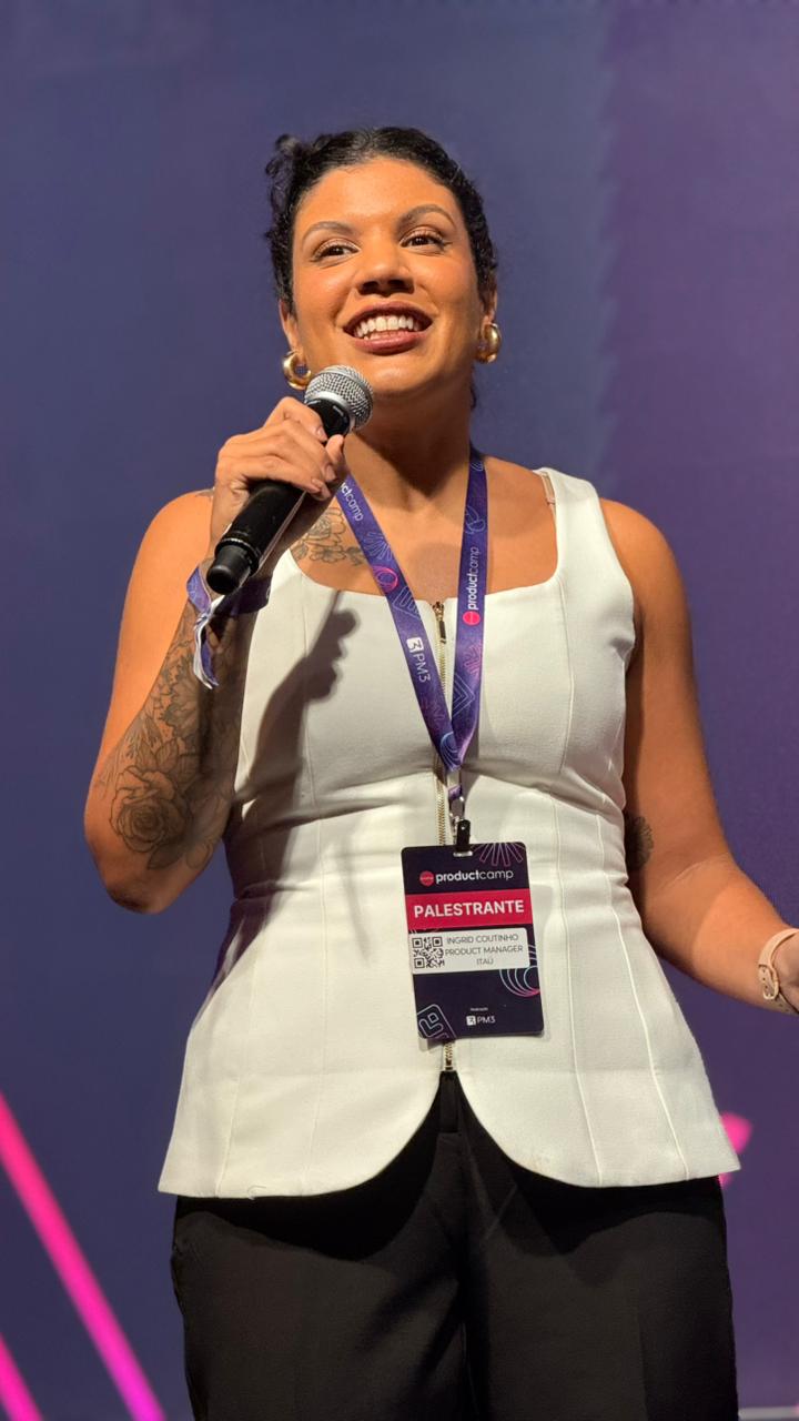 Ingrid Coutinho no palco do Product Camp